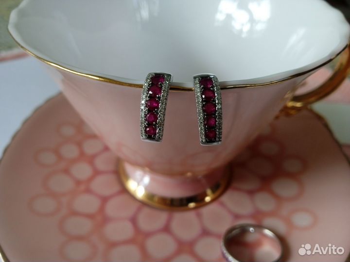 Комплект из белого золота с рубинами