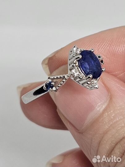 Серебряное кольцо с сапфирами
