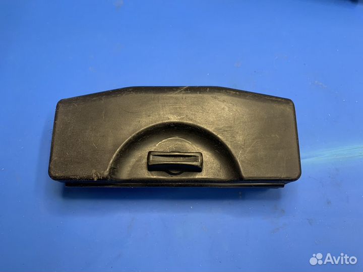 Кронштейн крепления аварийного знака Ауди100/A6/A4