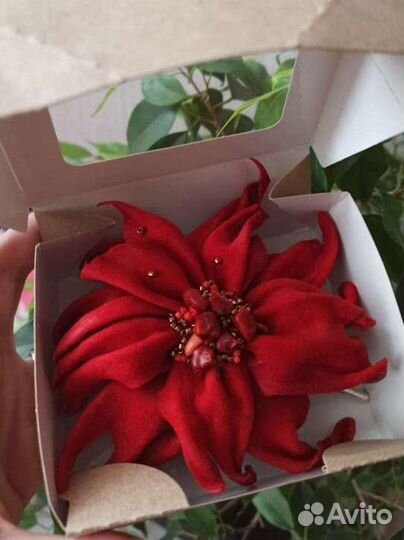 Брошь из натуральной кожи