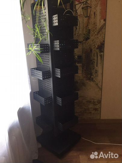 Стойка металлическая, вращающаяся на колесах