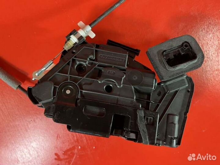 Замок двери передней правый Skoda Yeti 1.2 CBZ