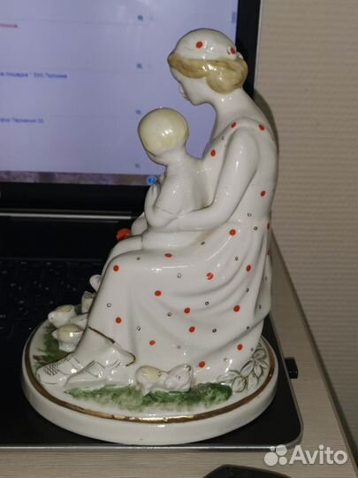 Статуэтка Мама с ребёнком кормят кур Чудово