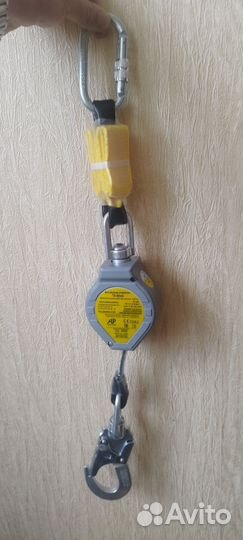 Блокирующее устройство втягивающего типа