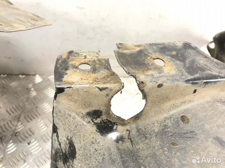 Защита арок передняя правая (подкрылок) Land Rover