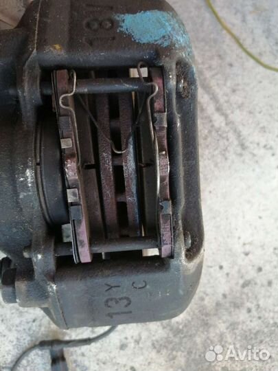 Мазда демио ступицасABS левая в сборе с суппортом