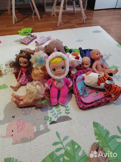 Доска для рисования и игрушки