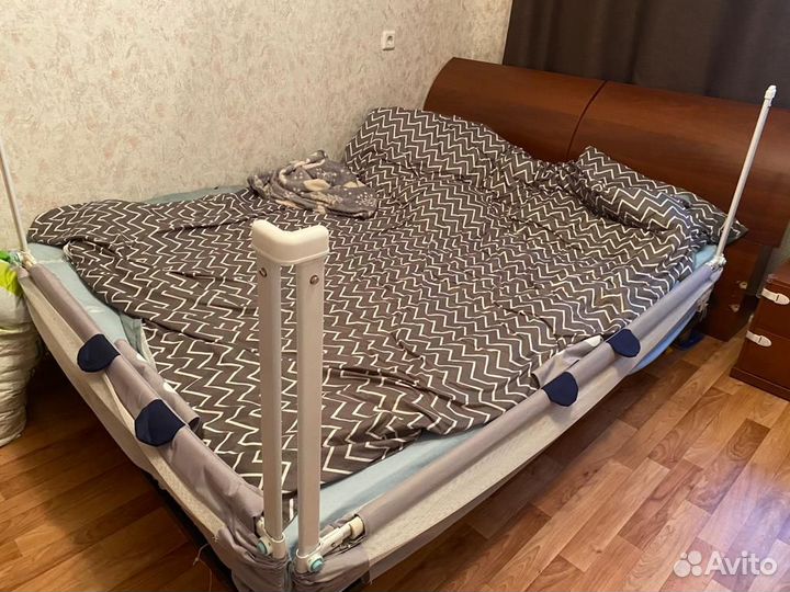 Защитные бортики на кровать