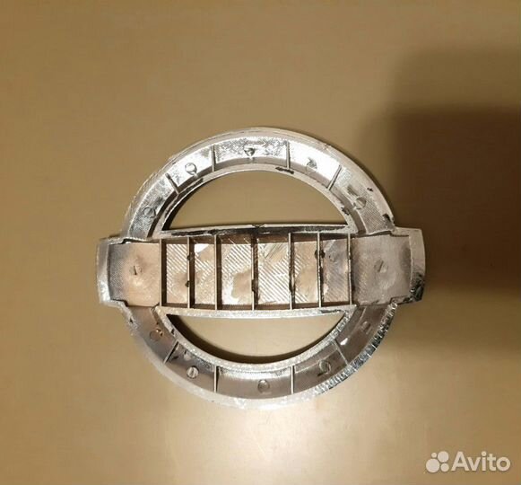 Эмблема Nissan