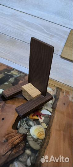 Деревянная подставка под телефон