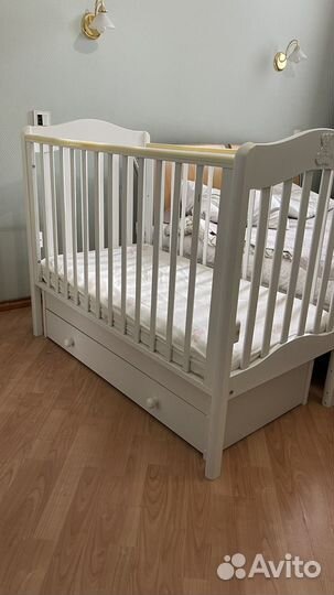 Детская кроватка с маятником и ящиком