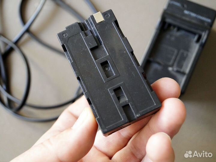 Зарядка аккумулятора видео камеры