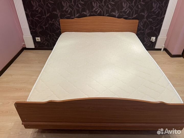 Кровать с матрасом полуторка