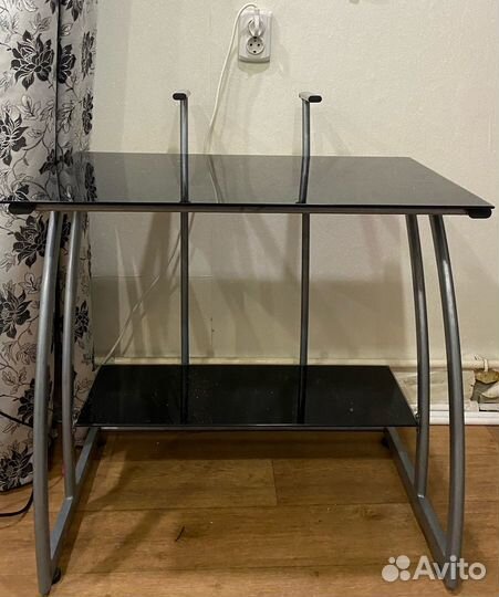Черный стеклянный компьютерный стол