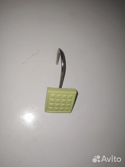 Крючек для шторы в ванной