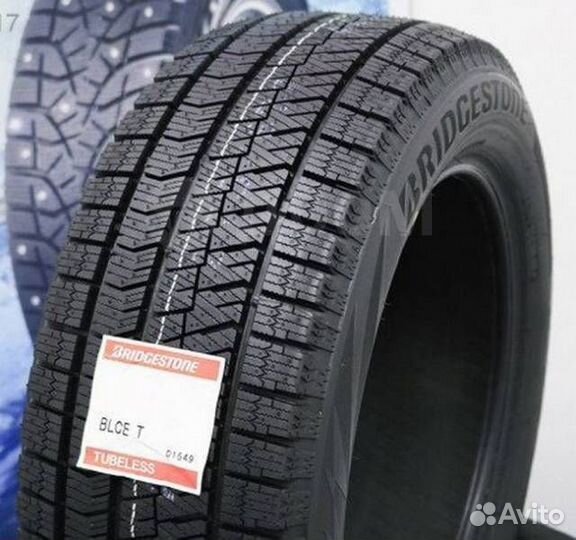 Bridgestone Blizzak Ice 215/50 R17