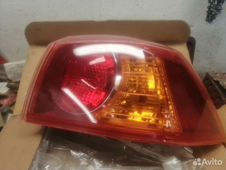 Фонарь задний правый Mitsubishi Lancer