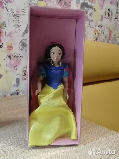 Кукла фарфоровая