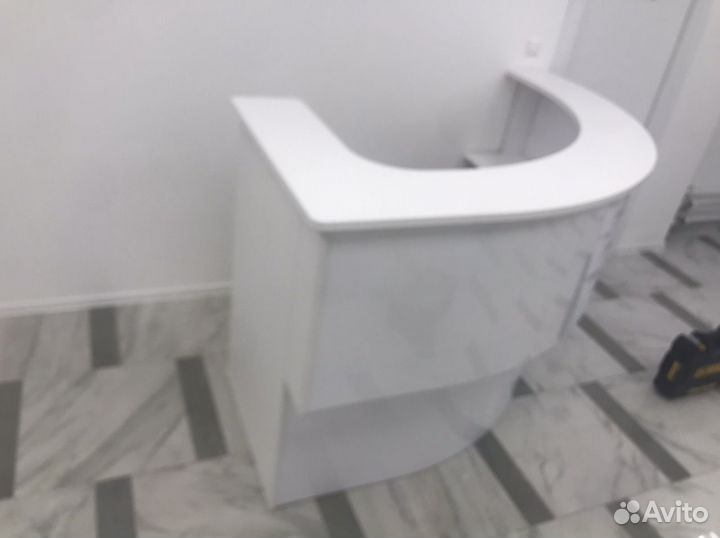 Стойка-Ресепшен. Глянцевый двухуровневый фасад