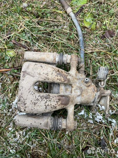 Суппорт тормозной задний левый Colt Z3 Европа