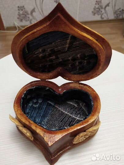 Деревянная шкатулка