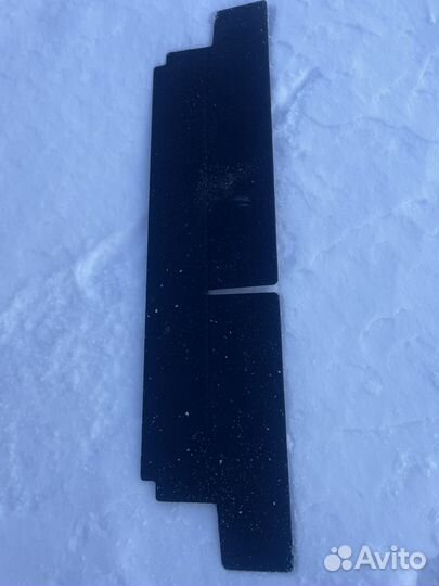 Полка багажника между сиденьями и полом багажника