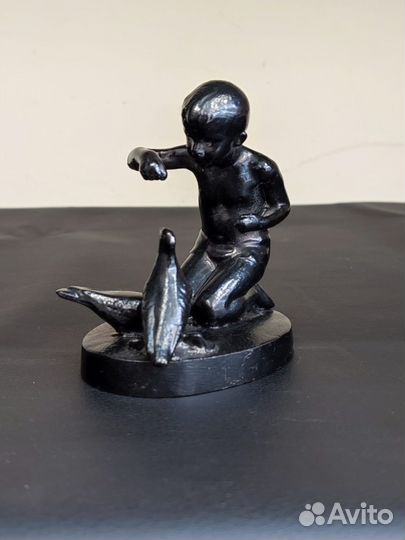 Статуэтка Мальчик кормит голубей Касли 9,5 см