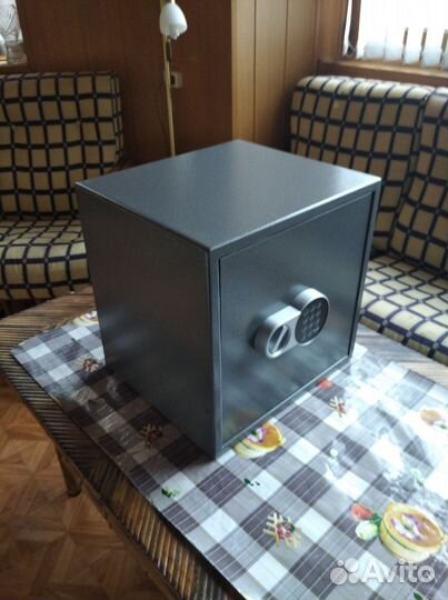 Сейф металлический
