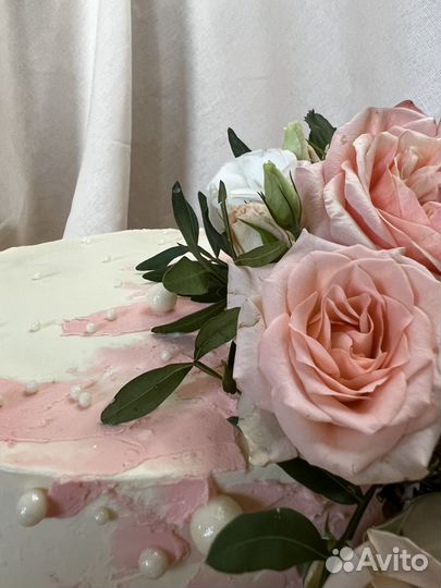 Свадебный торт с живыми цветами