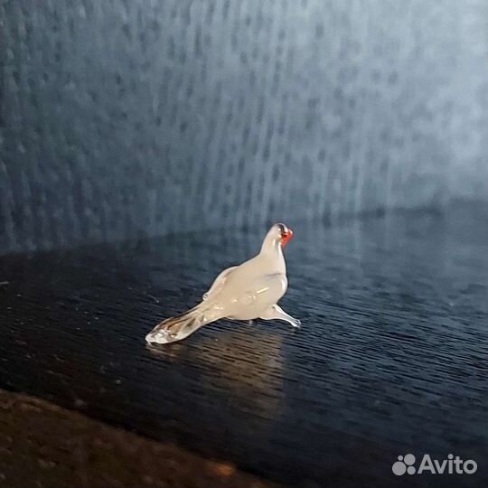 Фигурка из стекла голубь