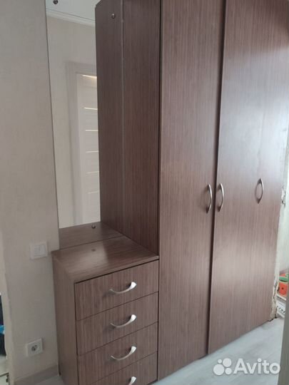 Шкаф распашной с тумбой и зеркалом в прихожую