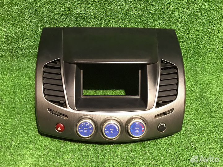 Накладка центральной консоли L200 блок климата