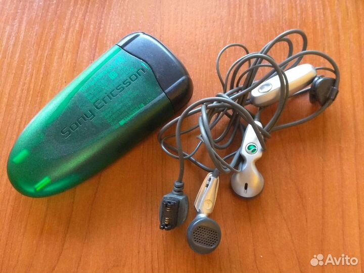 Зарядка и гарнитура сони к700