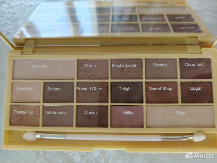 Палетка теней Makeup Revolution