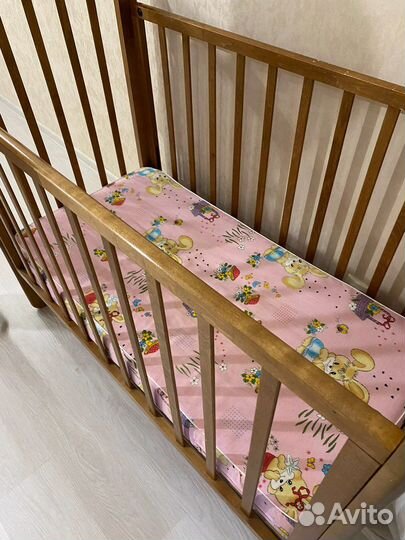 Детская кроватка с маятником