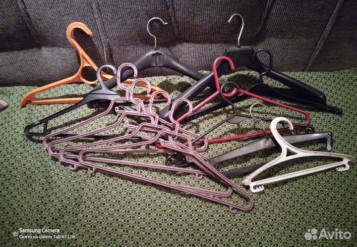 13 пластиковых вешалок(прочный пластик)набор