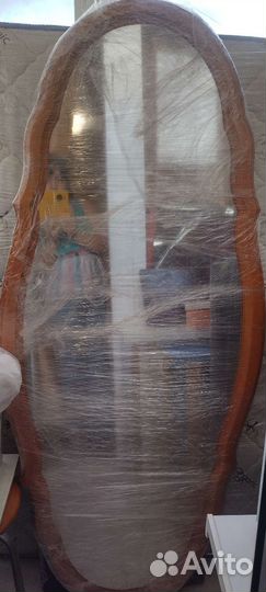 Зеркало большое овальной формы в раме