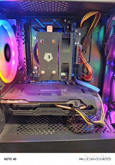 Игровой компьютер с монитором и клавиатурой