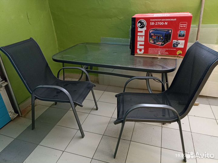 Стол и стулья