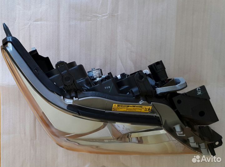 Фара правая Lexus LX570 новая (81145-60D50)