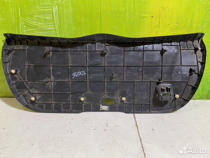 Обшивка крышки багажника Toyota Yaris 6775052070