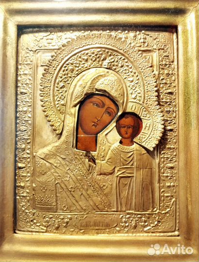 Икона Казанской Божьей Матери в киоте