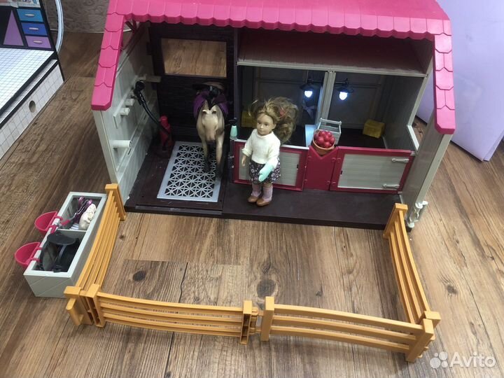 Ферма на лошадях с куклой