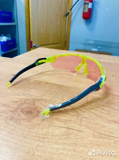 Розовые спортивные очки