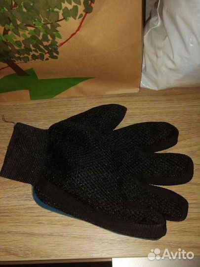 Перчатка для вычесывания шерсти