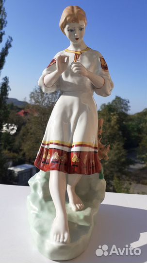 Фарфор СССР Девушка с ромашкой статуэтка Полонне