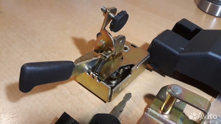 Замок двери мтз левый в сборе 80-6105010