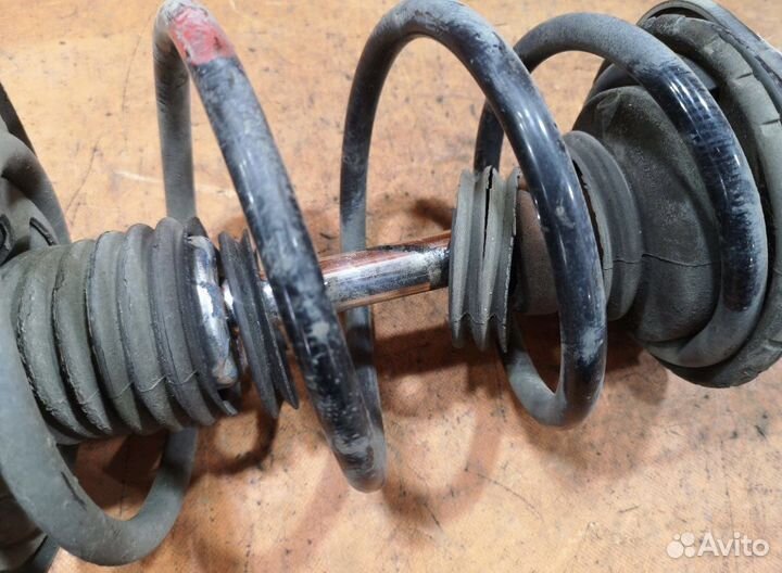 Стойка амортизатора toyota prius 2011 год