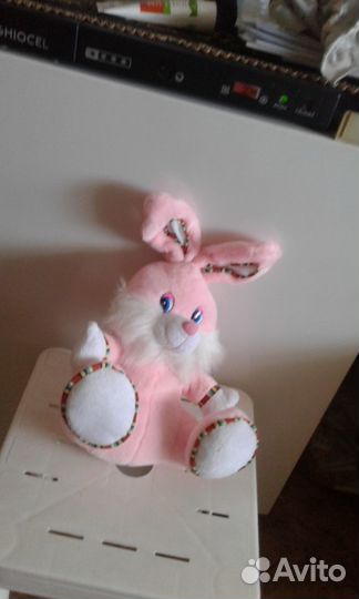 Игрушки мягкие. Зайчики