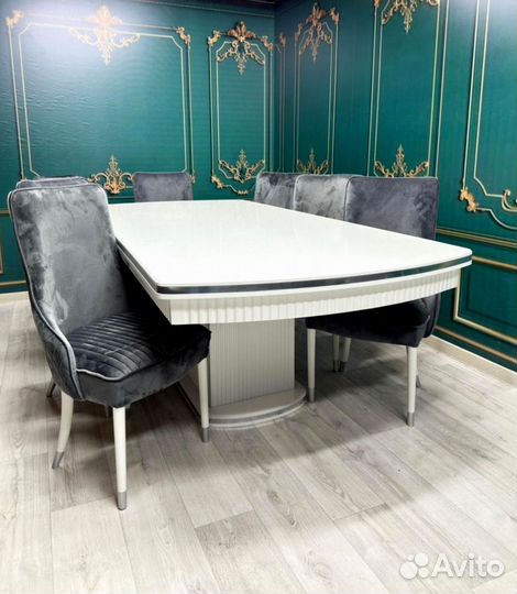 В наличии стол